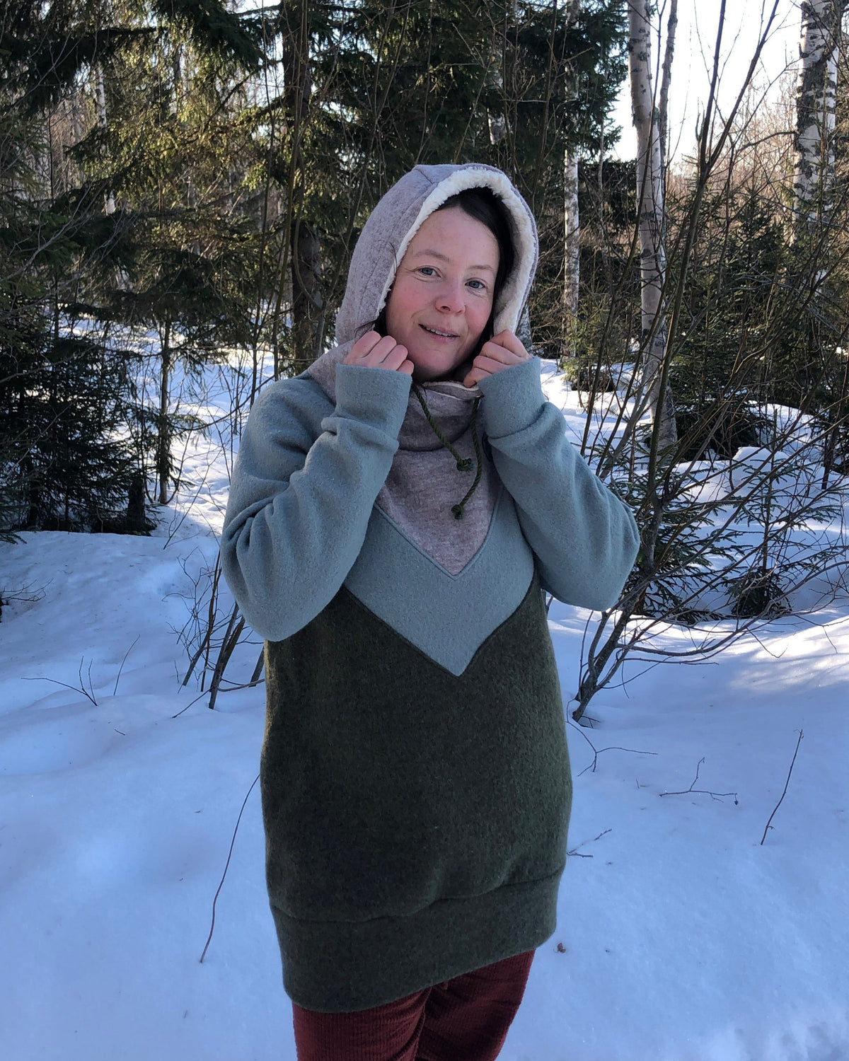 Longhoodie / Klänning  i kokt ull * oliv-mint-grön *